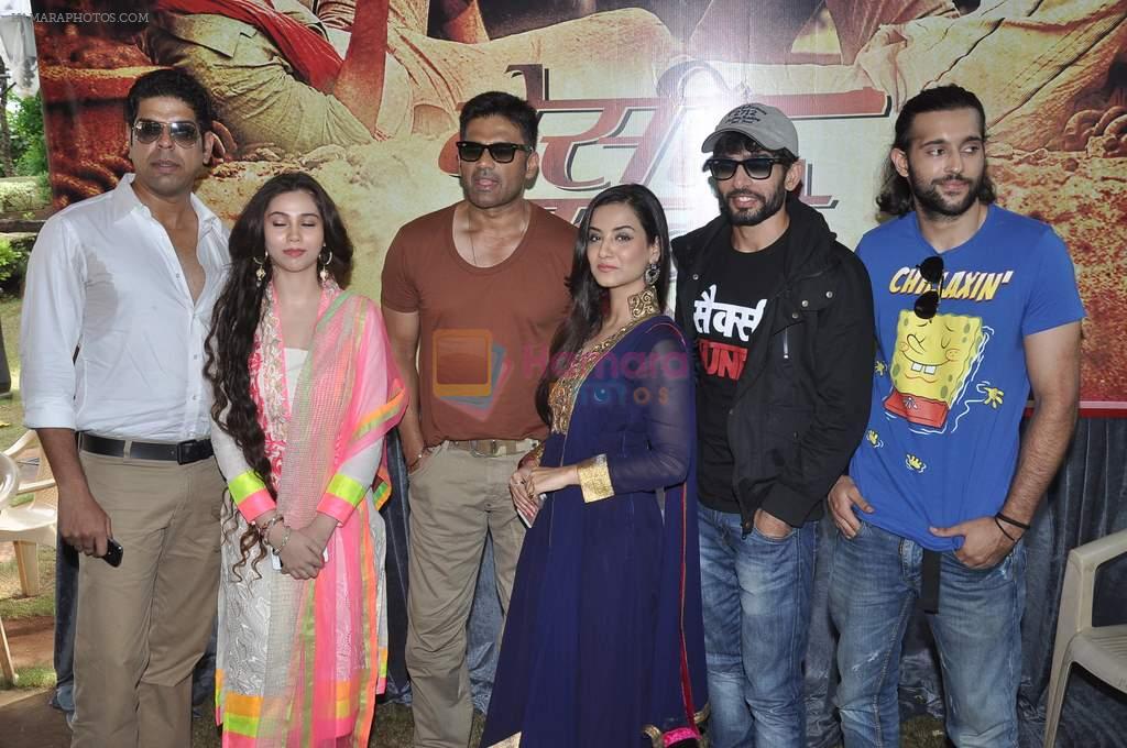 Tia Bajpai, Jay Bhanushali, Akhil Kapur, Sashaa Agha, Sunil Shetty, Murli Sharma at the Mahurat of the film Desi Kattey in Madh Island on 9th Oct 2013