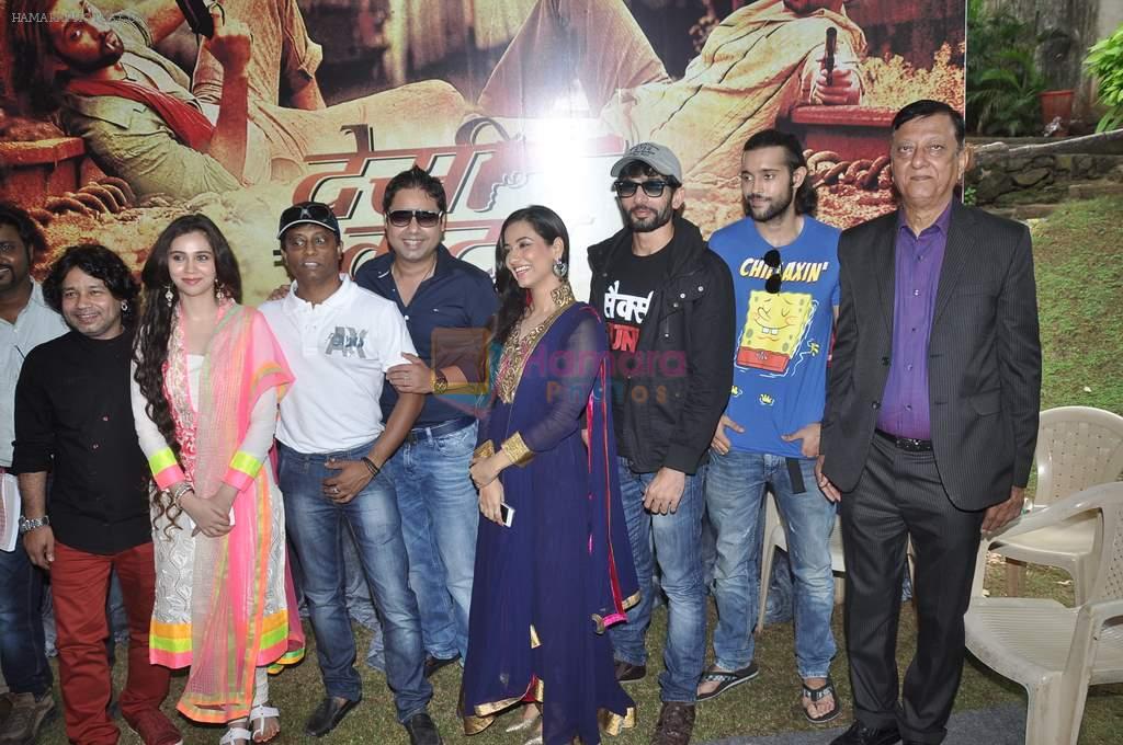Tia Bajpai, Jay Bhanushali, Akhil Kapur, Sashaa Agha, Sunil Shetty, Murli Sharma, Kailash Kher at the Mahurat of the film Desi Kattey in Madh Island on 9th Oct 2013