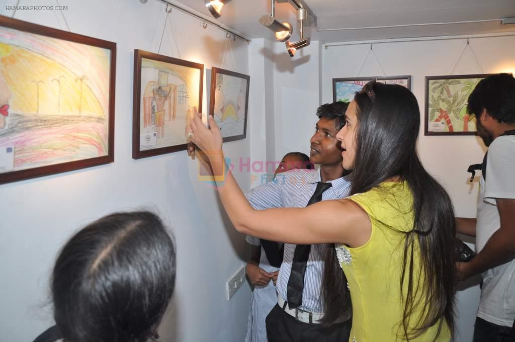 Tara Sharma at Painting exhibition by children of Salaam Bombay in Mumbai on 9th Oct 2013