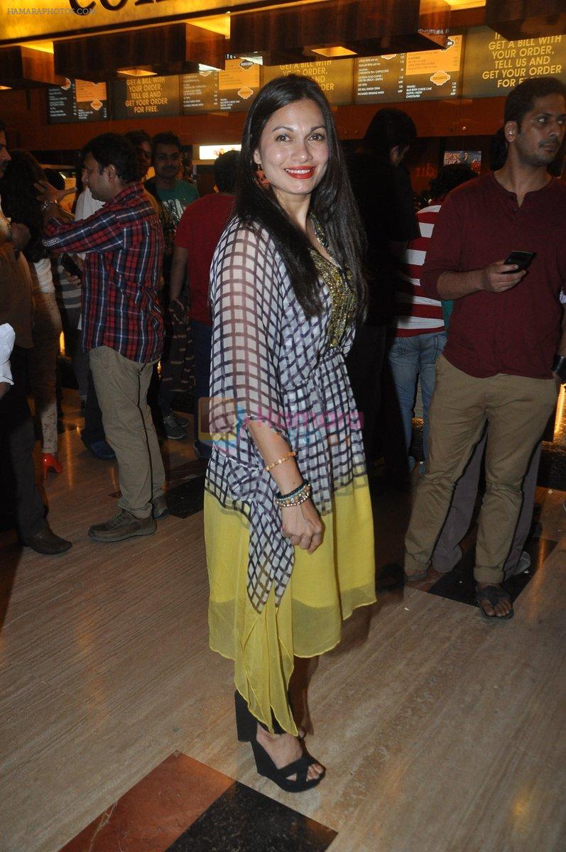 Maria Goretti at the Premiere of War Chhod Na Yaar in Mumbai on 10th Oct 2013