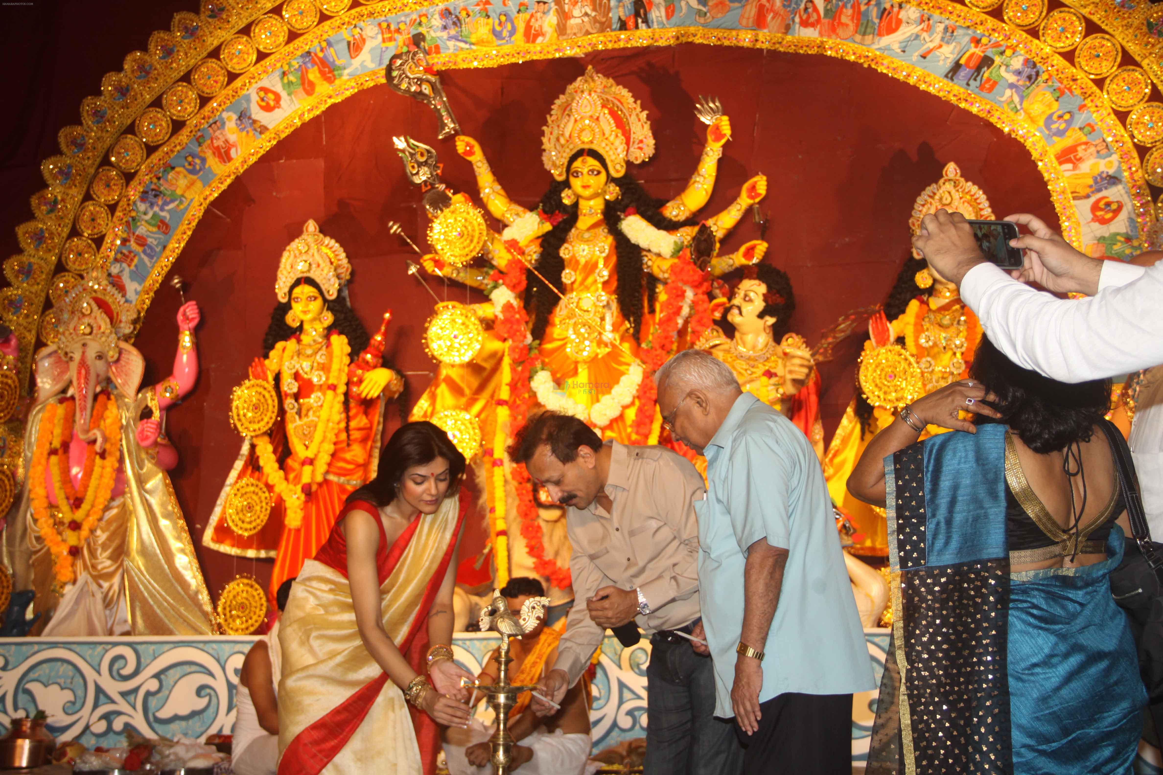 Sushmita Sen graces Durga Puja in Mumbai on 10th Oct 2013