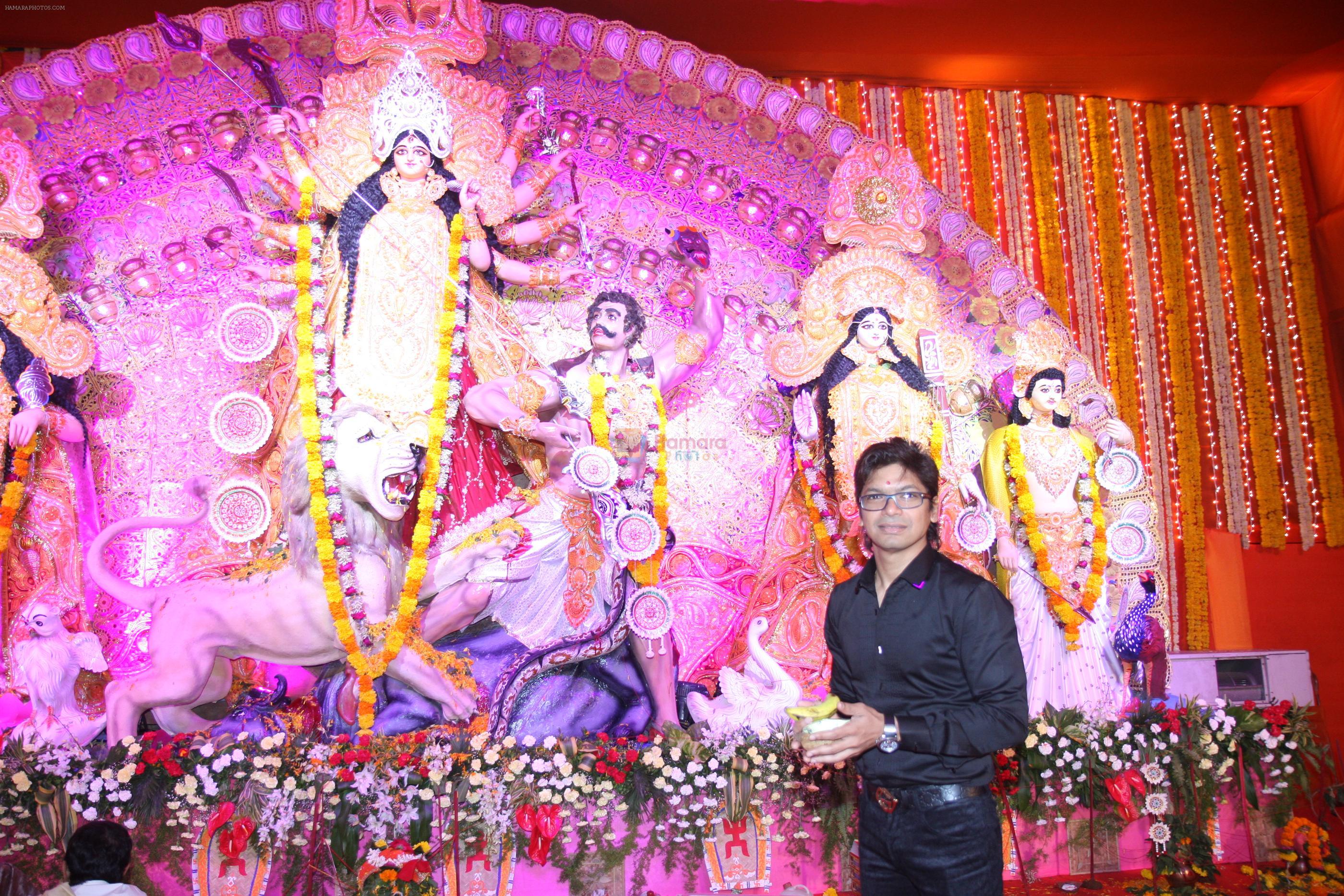 Shaan at Shaptami celebrations at The North Bengal Sarbajanin Durga Puja in Tulip Star, Juhu on 11th Oct 2013