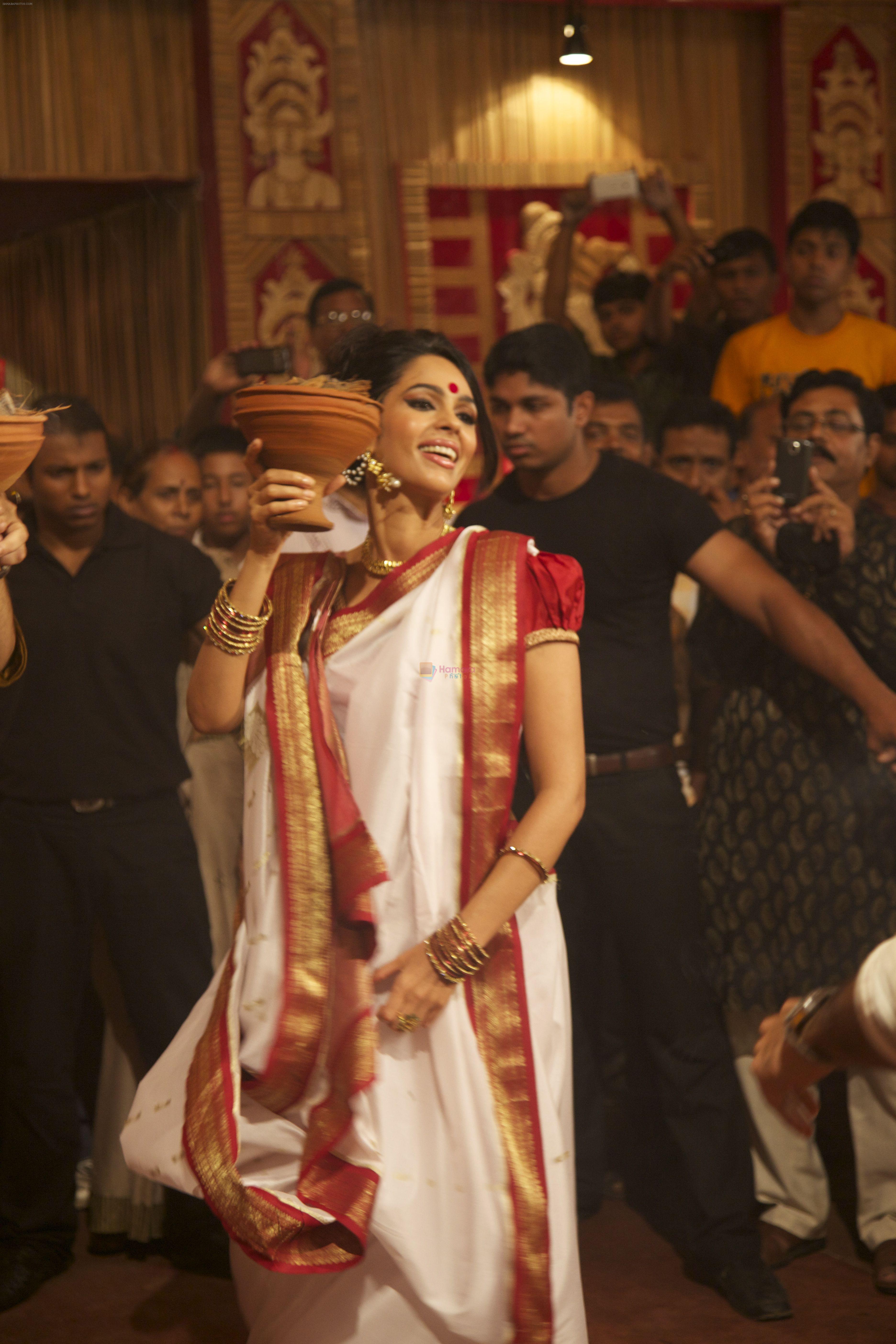 Mallika Sherawat performing puja at a pandal in Kolkata