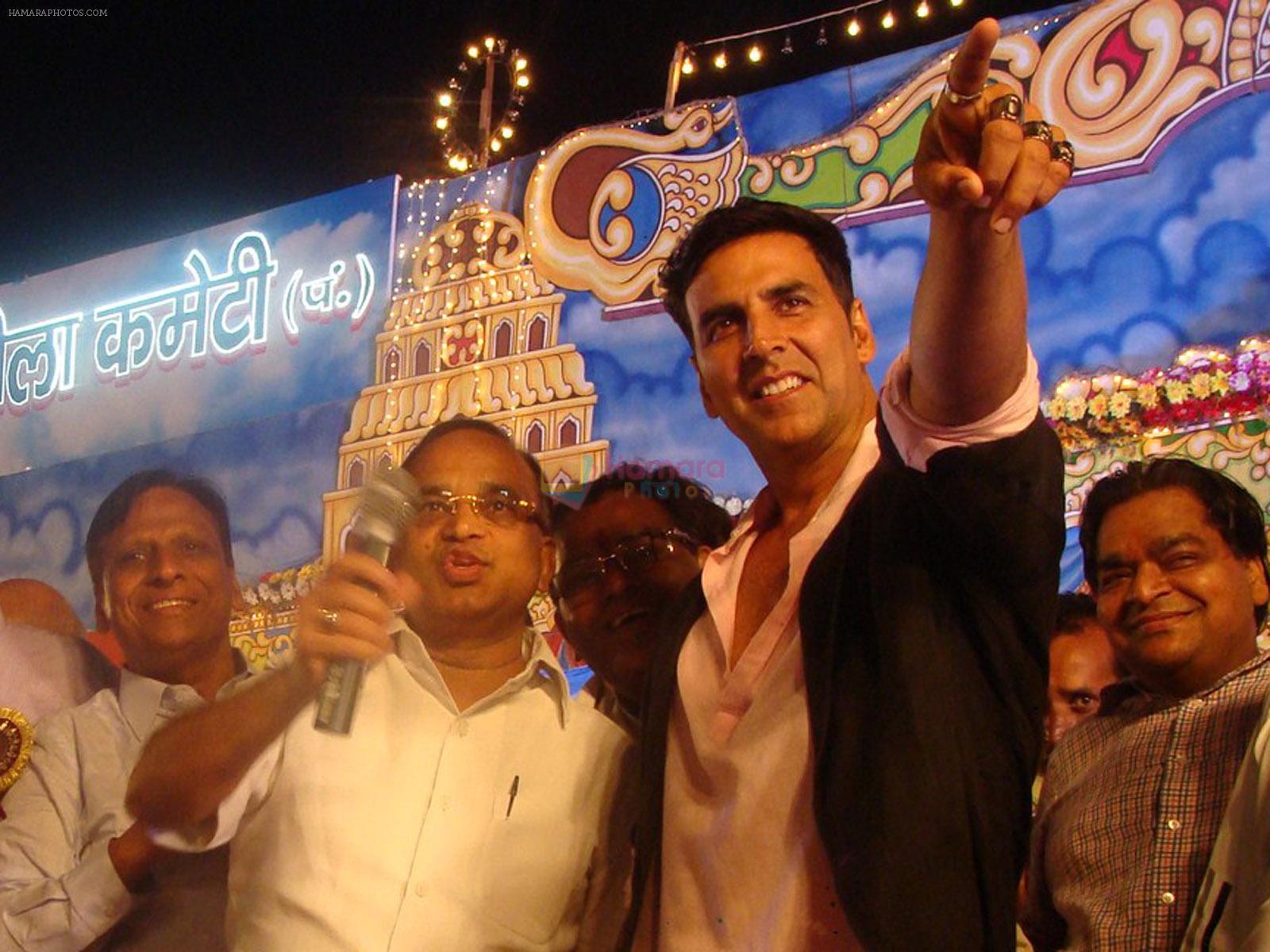 Akshay Kumar at Dussehra festival celebrations in Mumbai on 13th Oct 2013