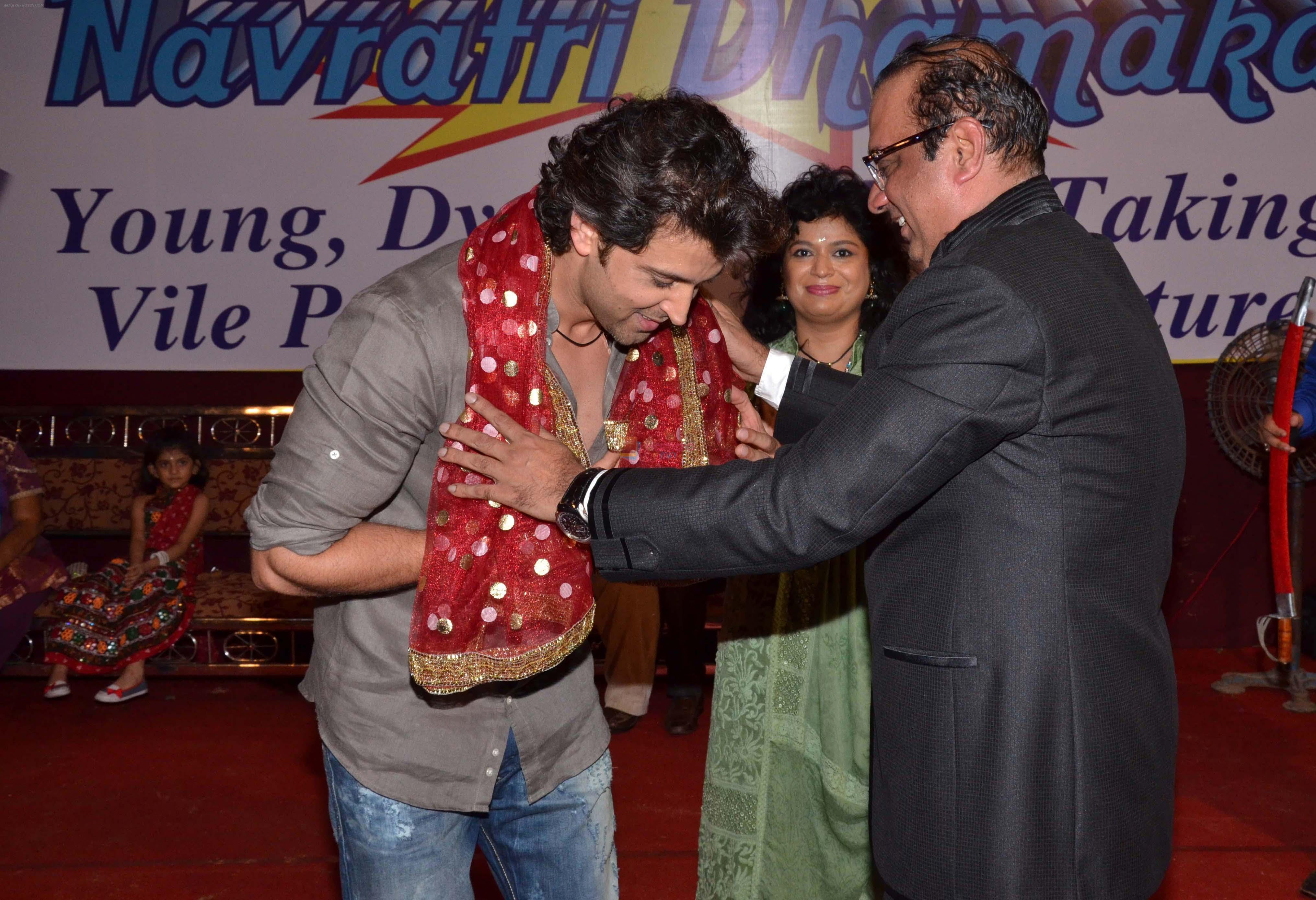 Hrithik Roshan rocks at Krishnas Navratri in Vile Parle, Mumbai on 14th Oct 2013