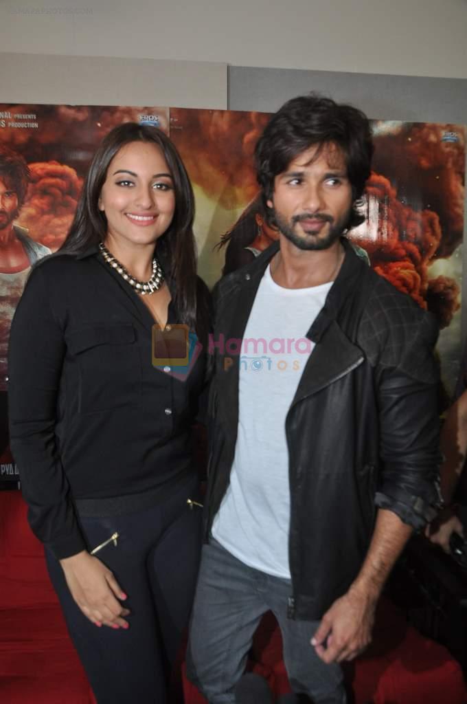 Sonakshi Sinha, Shahid Kapoor promote R Rajkumar on the sets of ZEE's DID in Famous, Mumbai on 14th Oct 2013