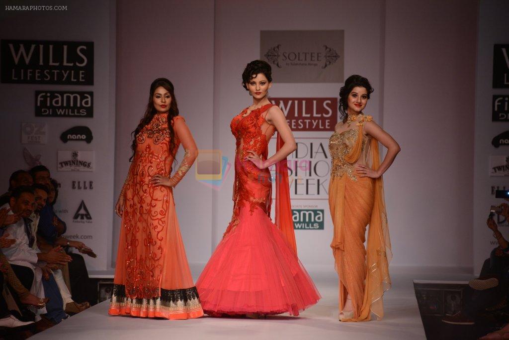 Anjali Abrol, Urvashi Rautela walks for SOLTEE BY SULASKSHANA at Wills day 5 on WIFW 2014 on 13th Oct 2013