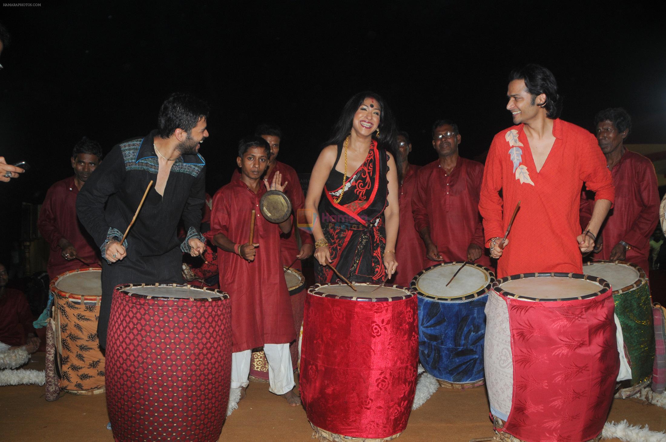 Romeer Sen, Rituparrna Sen Gupta and Roman Sen at Dussera celebration at Andheri Durgautsav,spearheaded by Krishendu Sen in Mumbai on 13th Oct 2013