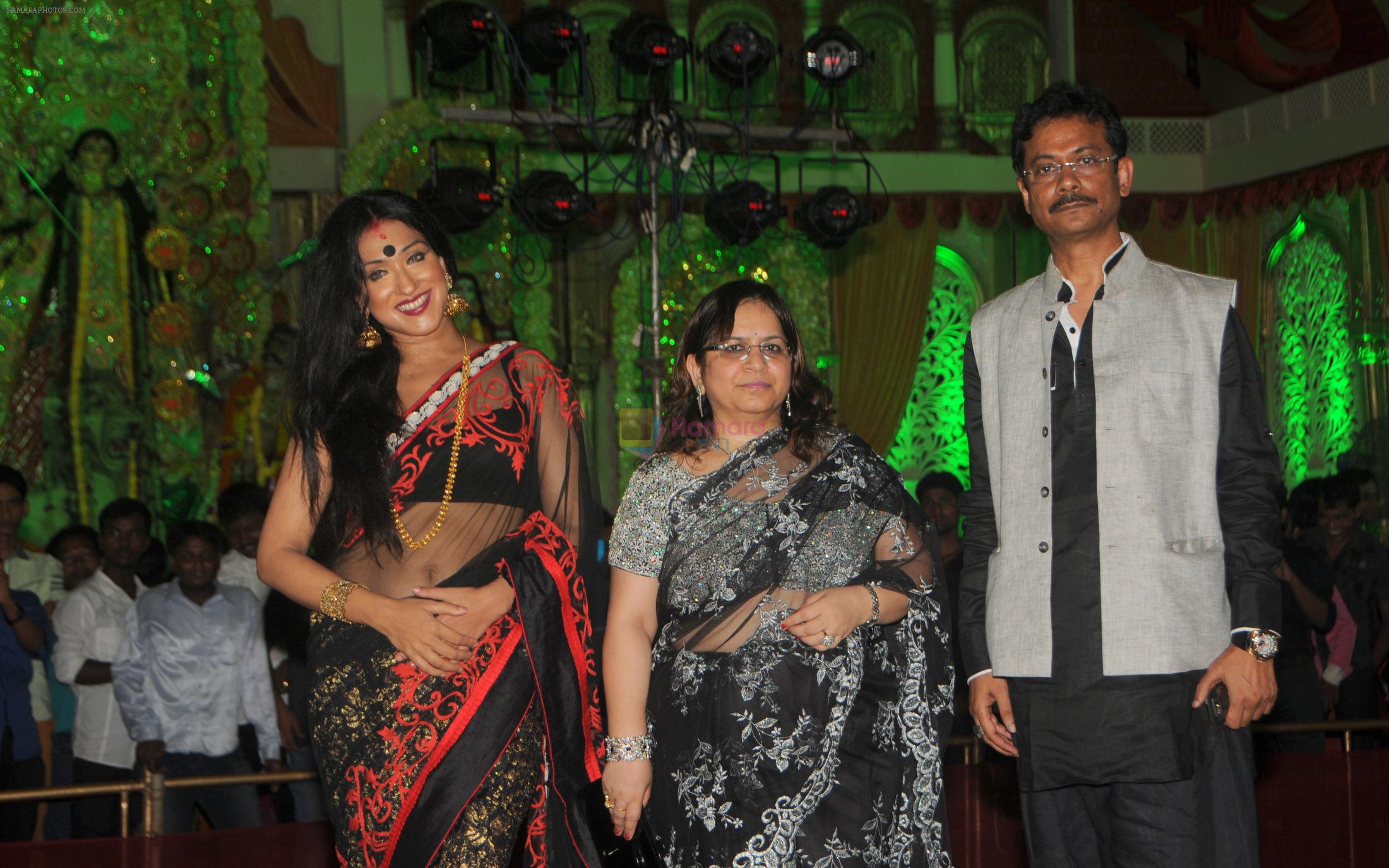 Rituparna Sen Gupta with Mr. & Mrs. Krishnendu Sen at Dussera celebration at Andheri Durgautsav,spearheaded by Krishendu Sen in Mumbai on 13th Oct 2013