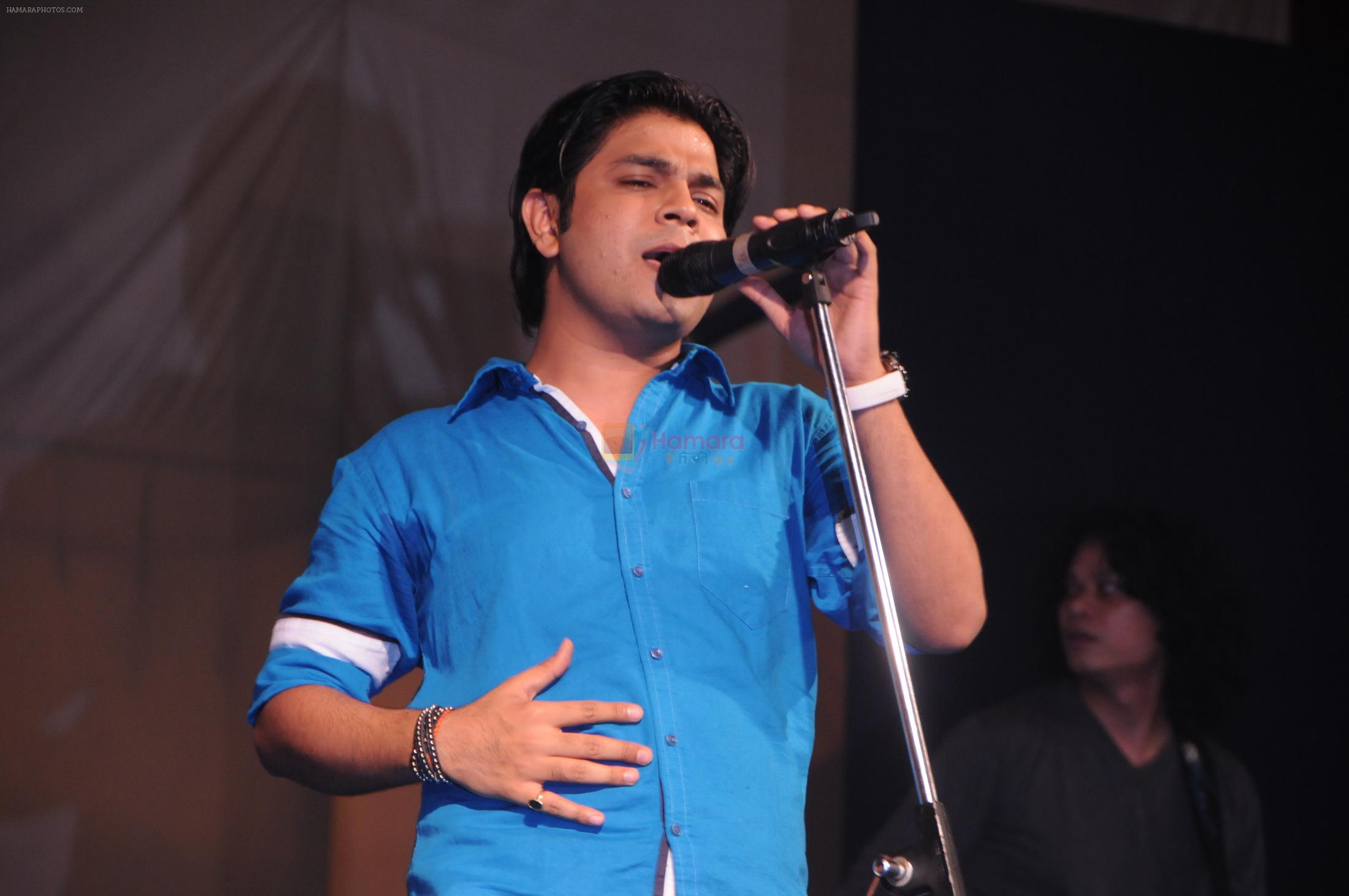Ankit Tiwari Performing at Dussera celebration at Andheri Durgautsav,spearheaded by Krishendu Sen in Mumbai on 13th Oct 2013