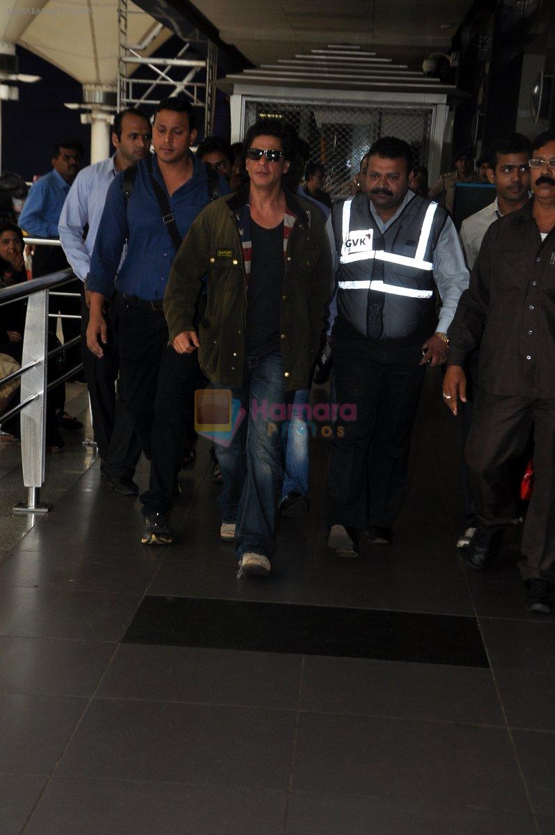 Shahrukh khan arrives from Cannes Wedding in Mumbai Airport on 15th Oct 2013