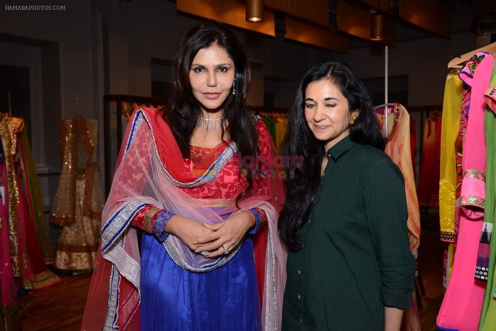 Nisha Jamwal at Nishka Lulla, Debyani & Divya and Kavita Bhartia showcase festive collection at Ogaan in Colaba, Mumbai on 16th Oct 2013