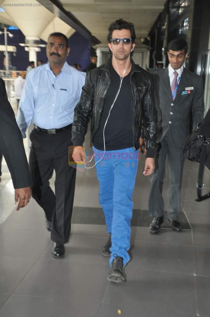 Hrithik Roshan snapped at the Airport in Mumbai on 16th Oct 2013