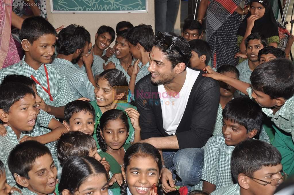 Prateik Babbar remembers Smita Patil on her B_day, spends time with Save the children NGO on 17th Oct 2013