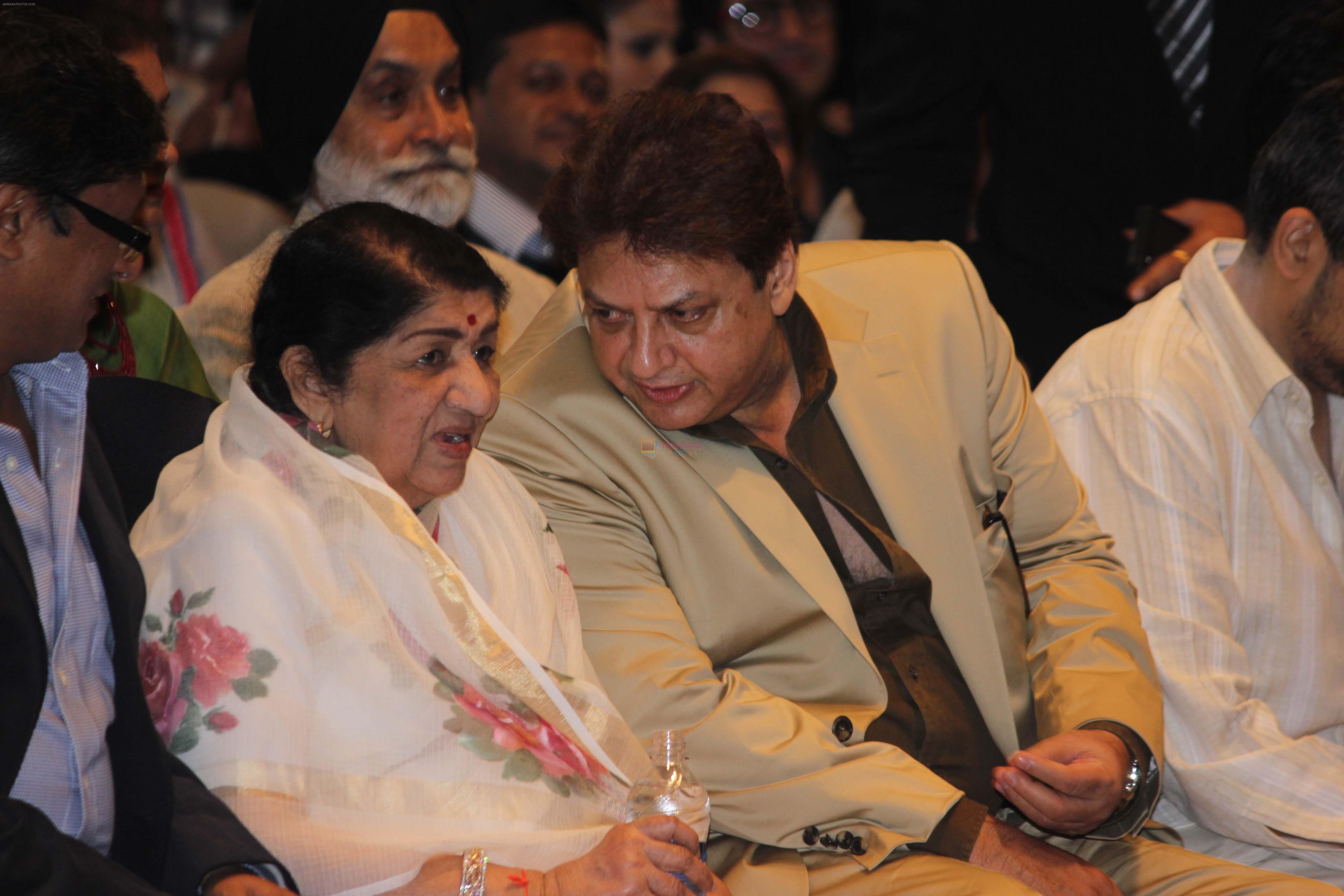 Lataji & Shahi Ranjan at Yash Chopra Memorial Awards in Mumbai on 19th Oct 2013