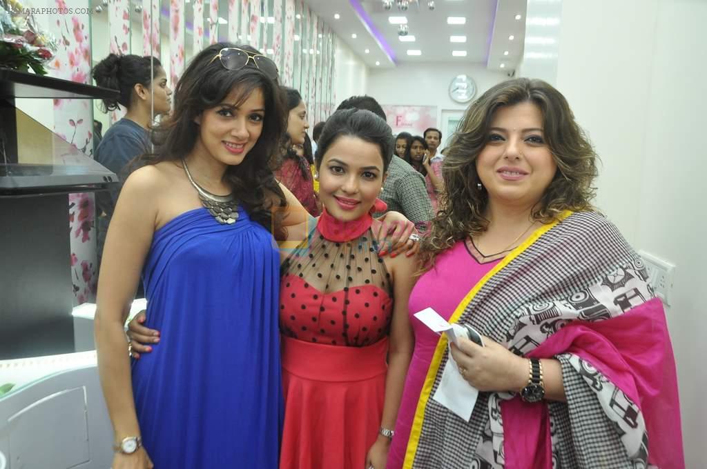 Mugdha Godse at a jewellery store launch in Bandra, Mumbai on 24th Oct 2013