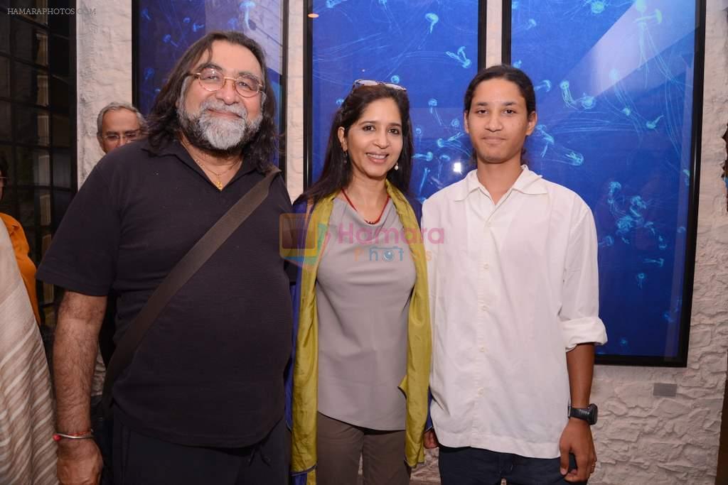 prahlad with mitali and son anjhin at Gallery 7 for Sumer Verma exhibition in Mumbai on 26th Oct 2013