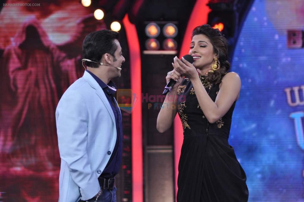 Priyanka Chopra, Salman Khan on the sets of Bigg Boss 7 in Mumbai on 26th Oct 2013