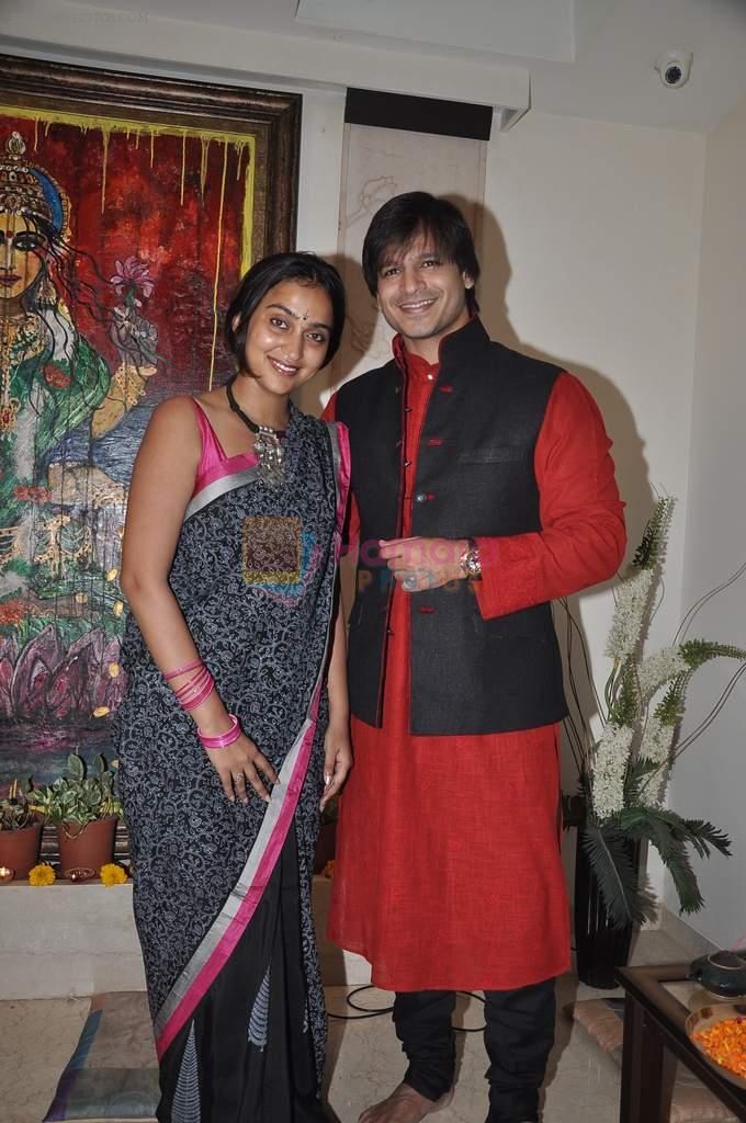 Vivek Oberoi celebrates Diwali with wife in Juhu, Mumbai on 28th Oct 2013