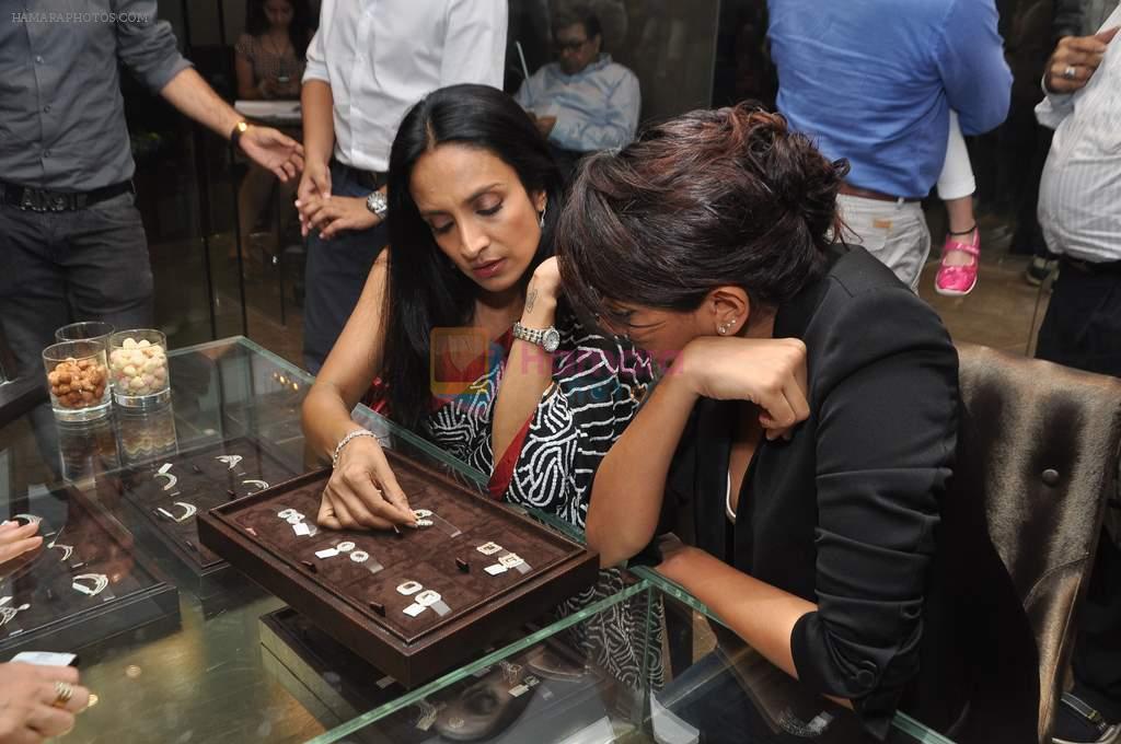 Suchitra Pillai at jewellery showroom in Bandra, Mumbai on 30th Oct 2013
