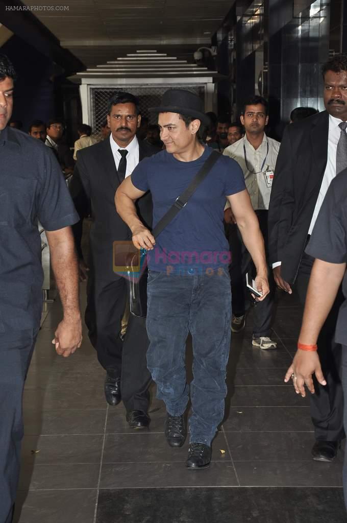 Aamir Khan returns from US in Mumbai Airport on 30th Oct 2013
