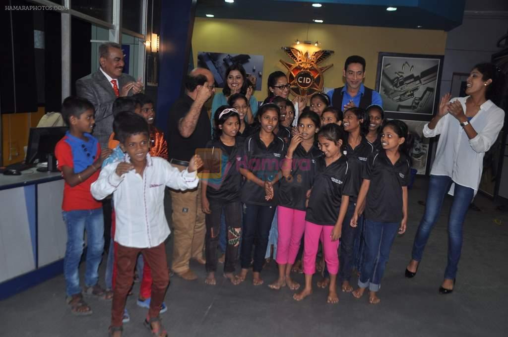 Shivaji Satam with CID team celebrates Diwali with kids in Inorbit, Mumbai on 31st Oct 2013