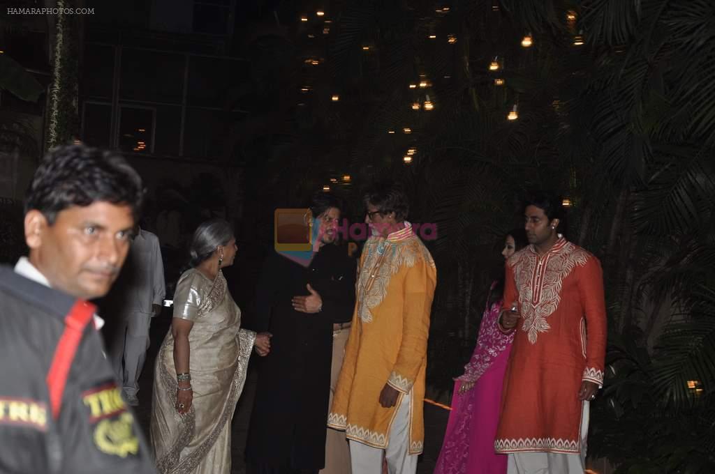 Abhishek Bachchan, Aishwarya Rai Bachchan, Amitabh Bachchan, Jaya Bachchan, Shahrukh Khan,Gauri Khan at Amitabh Bachchan's diwali Bash in Mumbai on 3rd Nov 2013