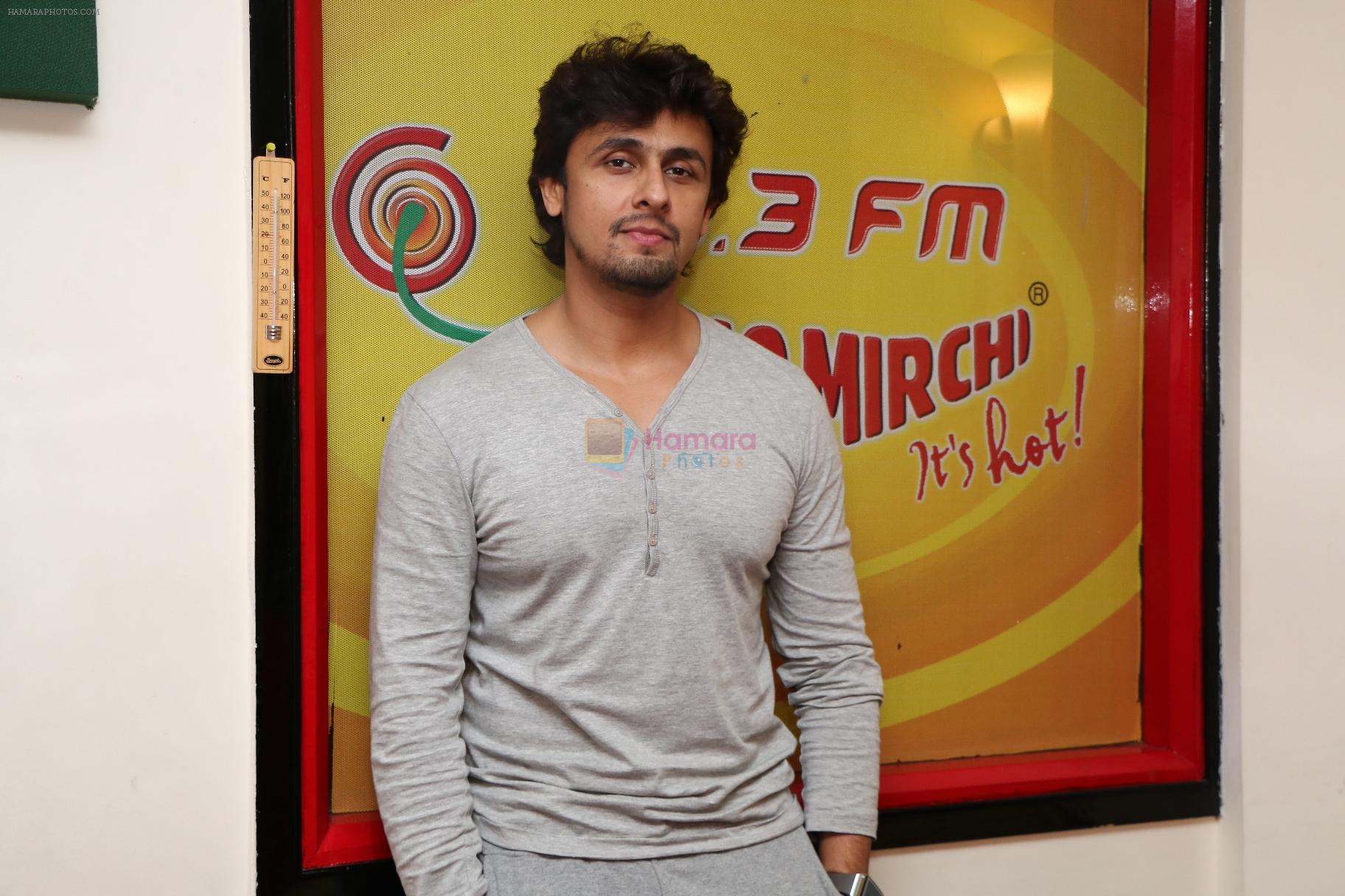 Sonu Nigam at Radio Mirchi Mumbai studio on 7th Nov 2013