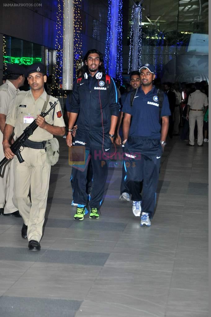 Ishant Sharma snapped at the airport in Mumbai on 9th Nov 2013