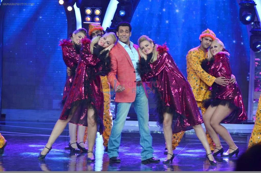 Salman Khan on the sets of Bigg Boss 7 in Mumbai on 9th Nov 2013