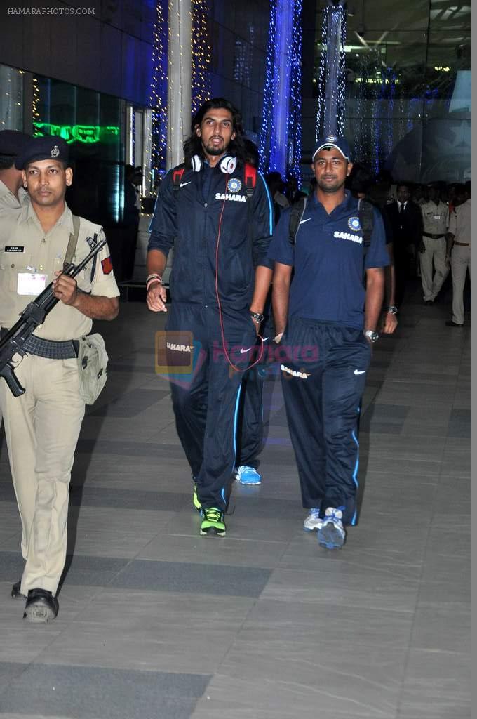 Ishant Sharma snapped at the airport in Mumbai on 9th Nov 2013