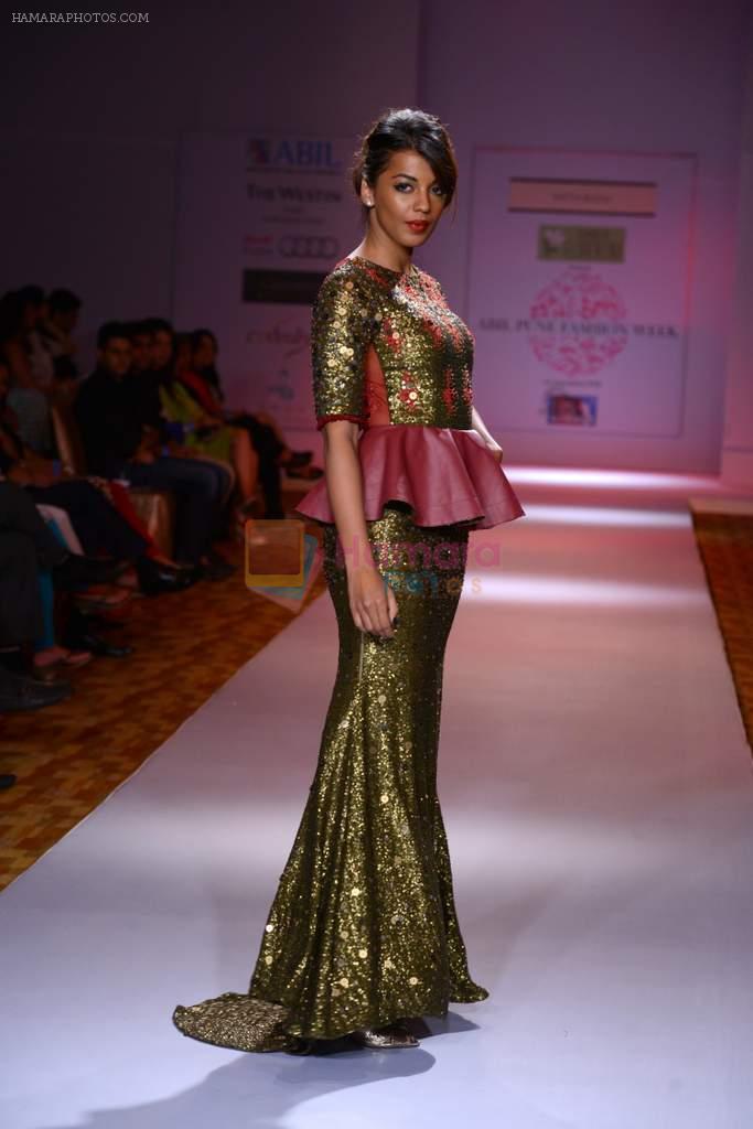 Mugdha Godse walks for Nitya Bajaj Show at ABIL Pune Fashion Week on 9th Nov 2013