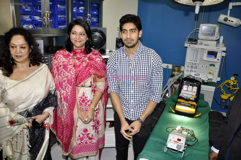 Priya Dutt, Ayan Mukerji at the launch of cosmetic surgery institute in Mumbai on 10th Nov 2013