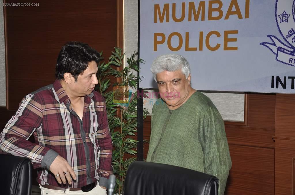 Javed Akhtar at Mumbai Police event on crime against women in Mumbai on 11th Nov 2013