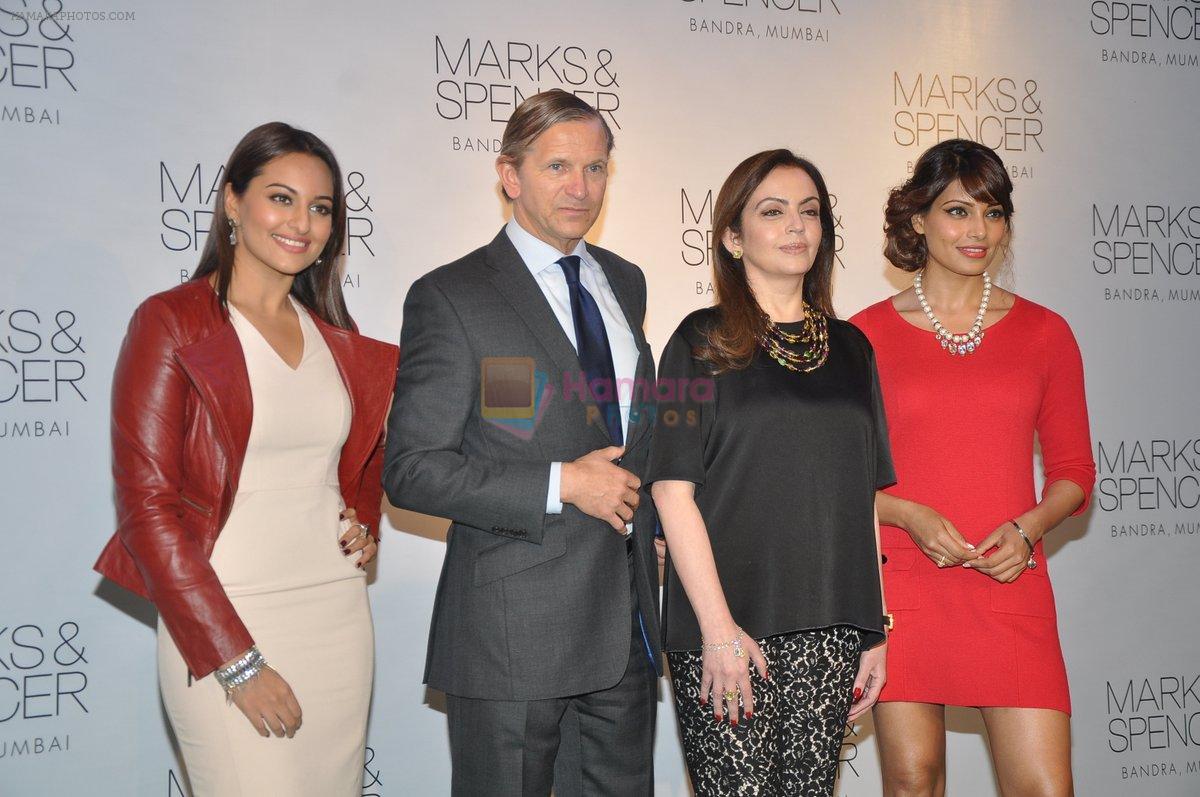 Sonakshi Sinha, Bipasha Basu, Nita Ambani at Marks & Spencer Launch in Bandra, Mumbai on 11th Nov 2013