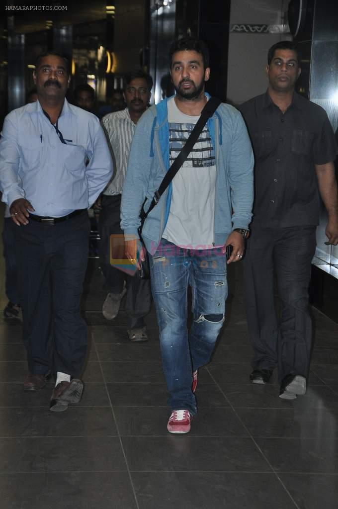 Raj Kundra snapped with son in Mumbai on 15th Nov 2013