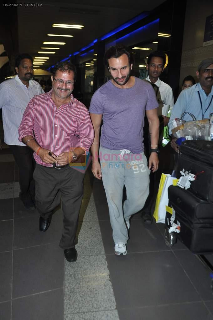 Saif Ali Khan snapped at Airport in Mumbai on 16th Nov 2013