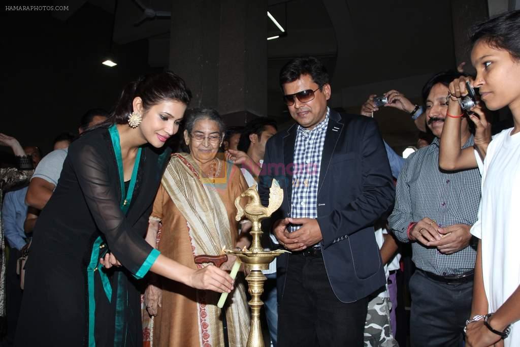 Prachi Mishra at Phoenix art exhibition in nehru Centre, Mumbai on 19th Nov 2013