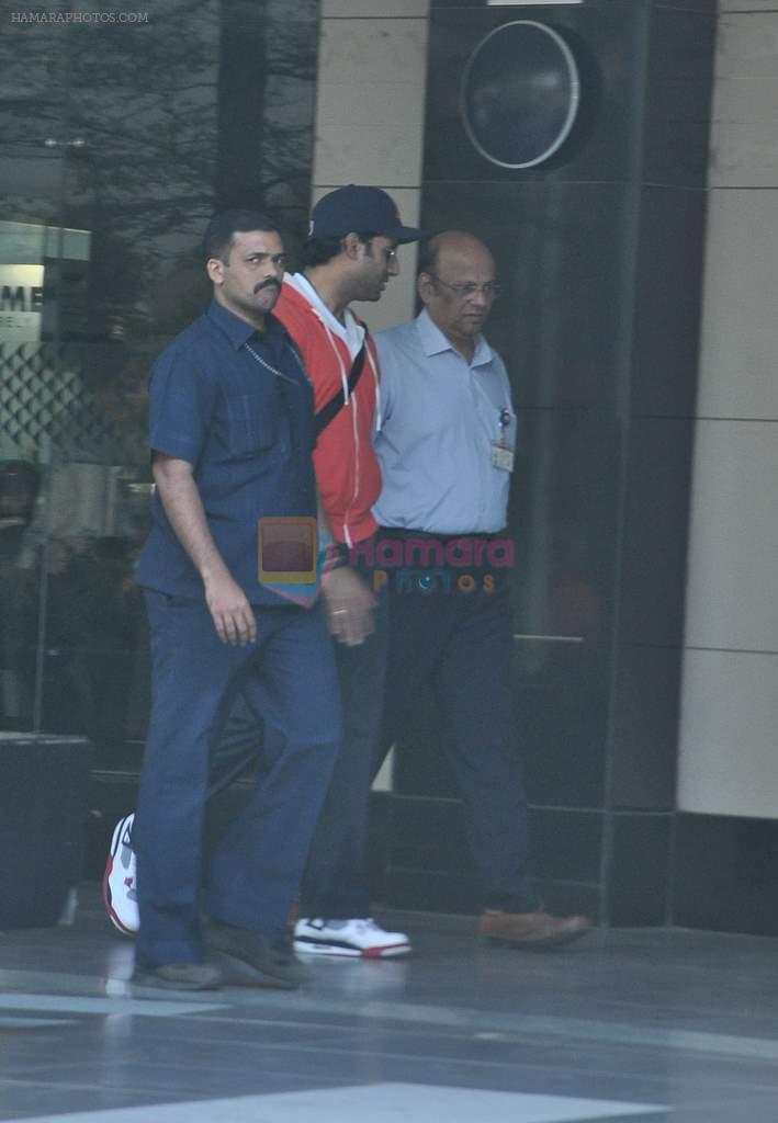 Abhishek Bachchan leave for R...Rakumar Dubai Promotions in Mumbai Airport on 21st Nov 2013