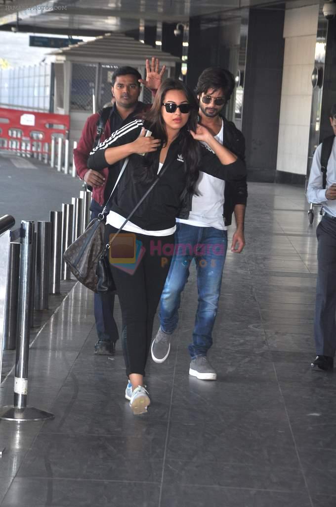 Sonakshi Sinha, Shahid Kapoor leave for R...Rakumar Dubai Promotions in Mumbai Airport on 21st Nov 2013