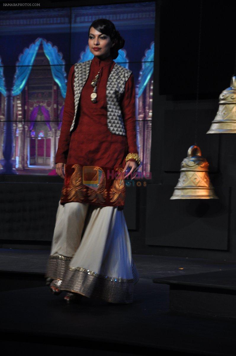Model walk for Vikram Phadnis Show at BLENDERS PRIDE FASHION TOUR 2013 Day 2 in Mumbai on 24th Nov 2013