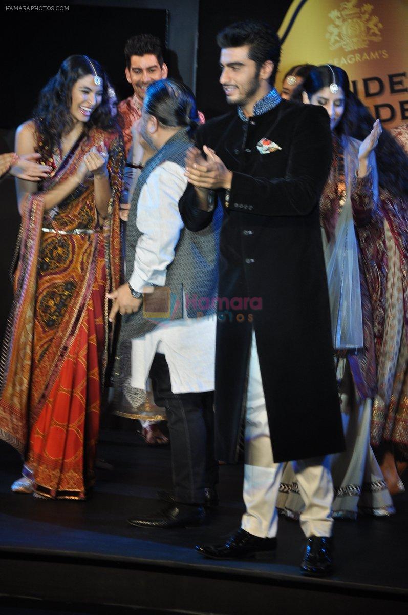 Arjun Kapoor walk for JJ Valaya Show at BLENDERS PRIDE FASHION TOUR 2013 Day 2 in Mumbai on 24th Nov 2013