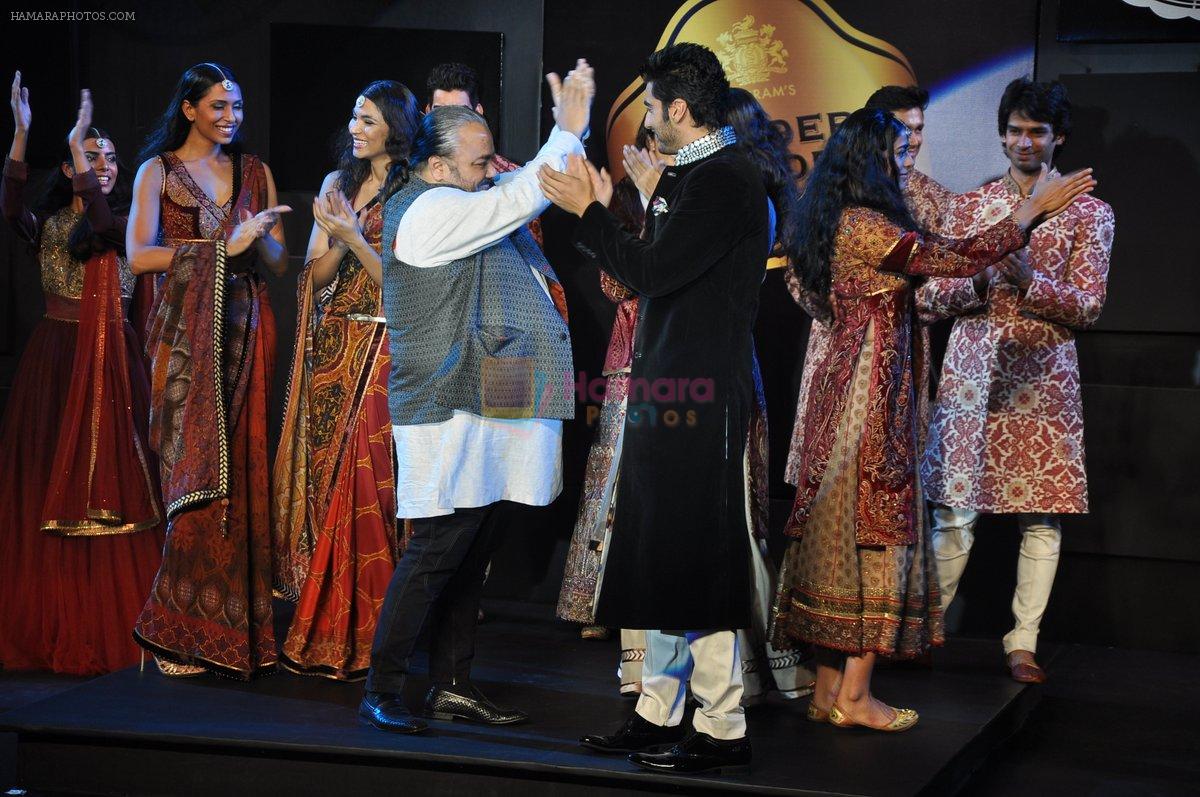 Arjun Kapoor walk for JJ Valaya Show at BLENDERS PRIDE FASHION TOUR 2013 Day 2 in Mumbai on 24th Nov 2013