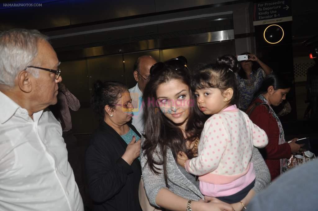 Aishwarya Rai Bachchan snapped with Aaradhya in Mumbai Airport, Mumbai on 24th Nov 2013