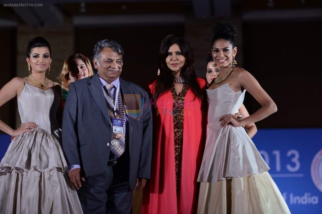 Nisha Jamwal at Zoya fashion show by Nisha Jamwal in Grand Hyatt, Mumbai on 26th Nov 2013