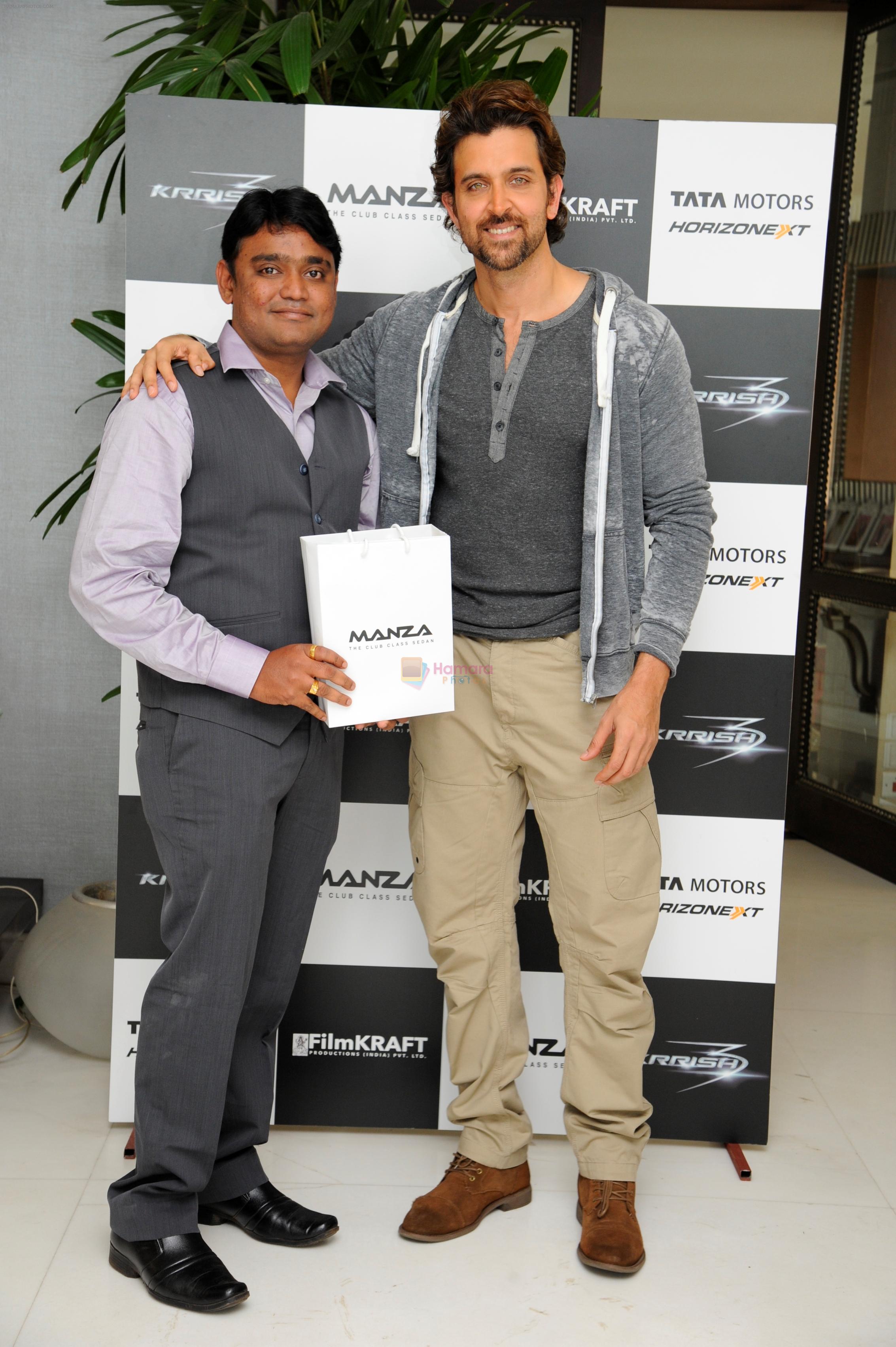 Hrithik Roshan with winners of Tata Manza�s  �Driven by the Extraordinary� 2