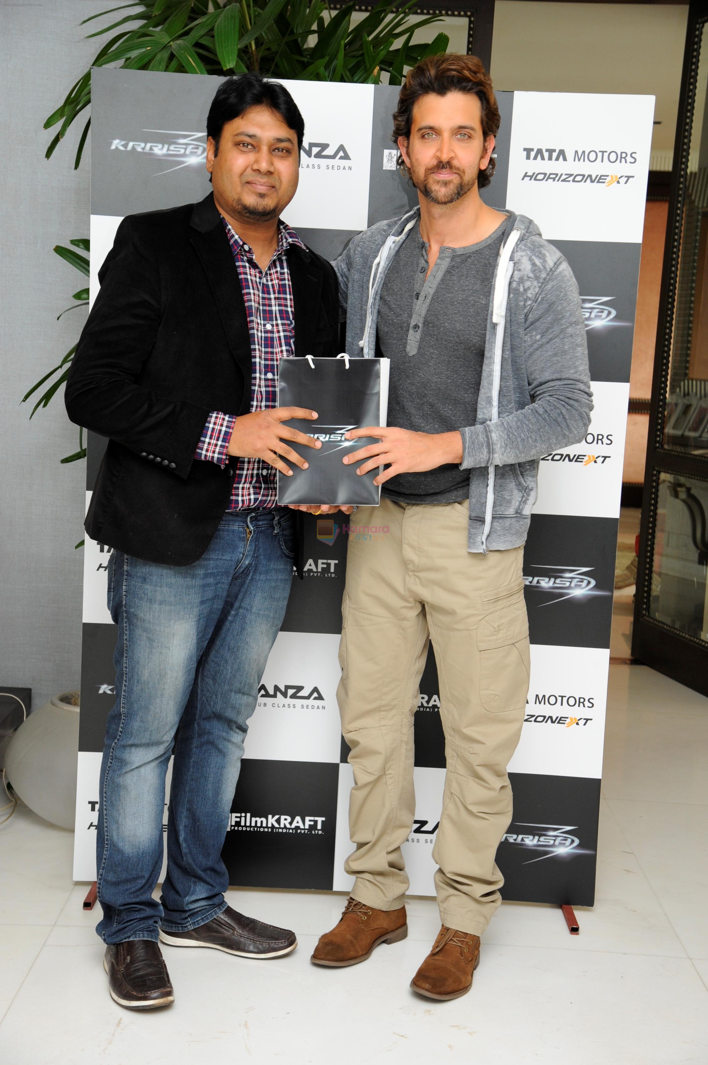 Hrithik Roshan with winners of Tata Manza's Driven by the Extraordinary on 29th Nov 2013