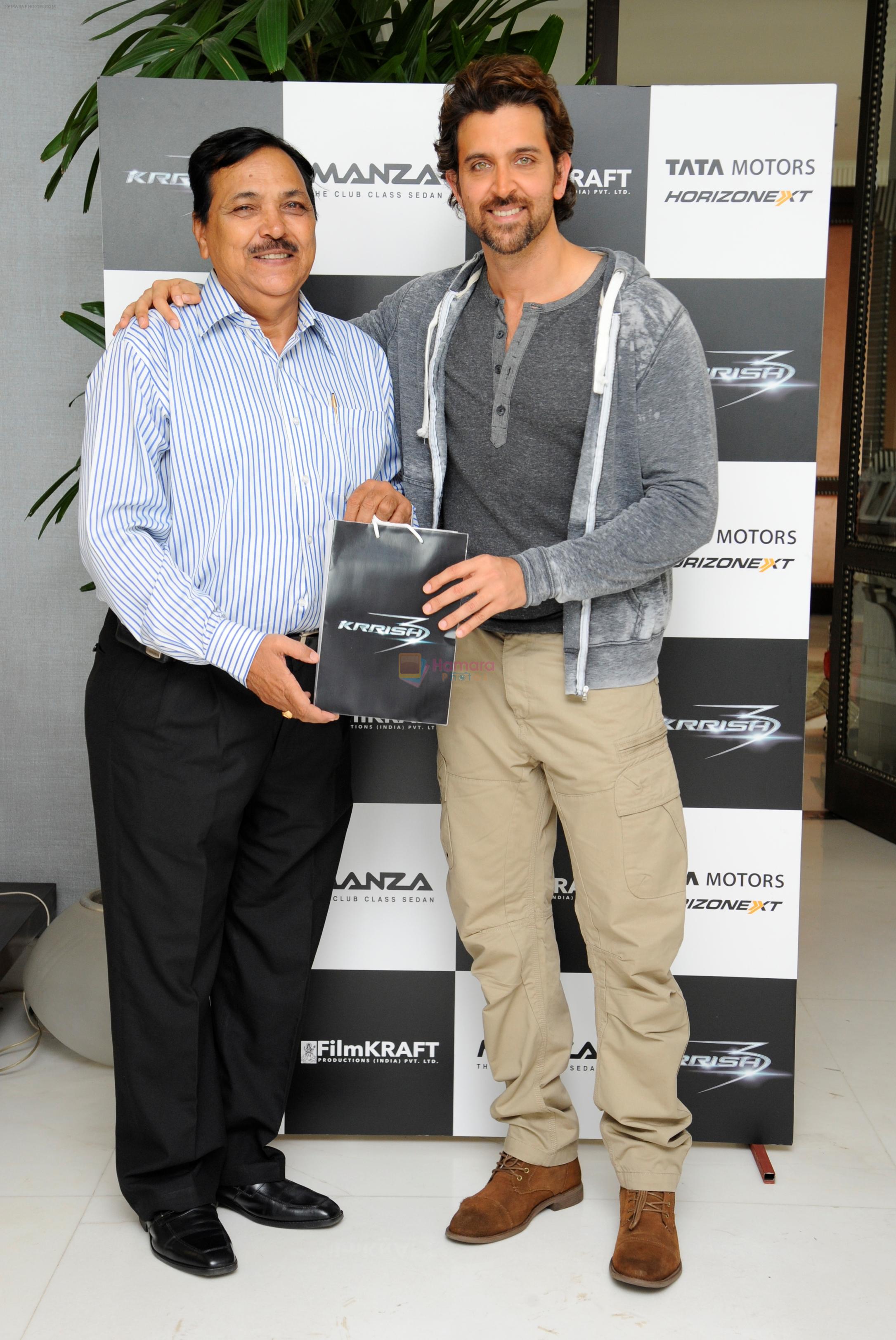 Hrithik Roshan with winners of Tata Manza�s  �Driven by the Extraordinary� 3