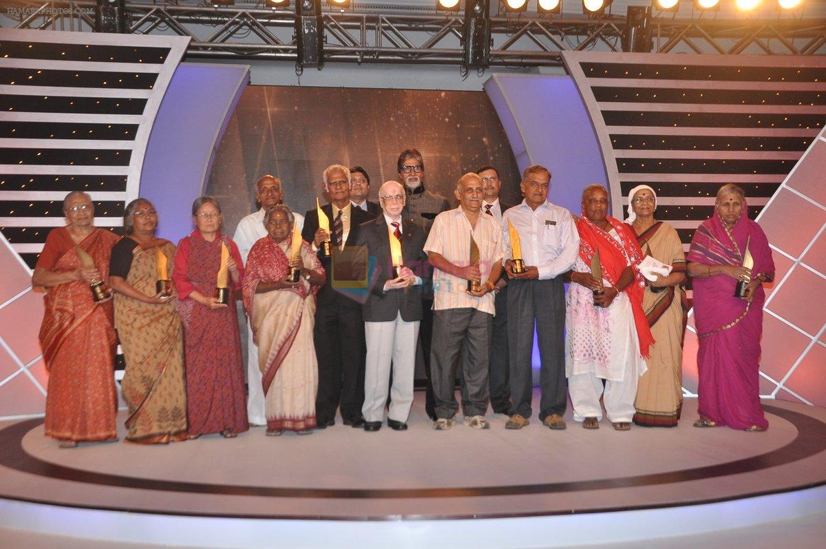 Amitabh Bachchan at CNN-IBN awards ceremony in Mumbai on 2nd Dec 2013