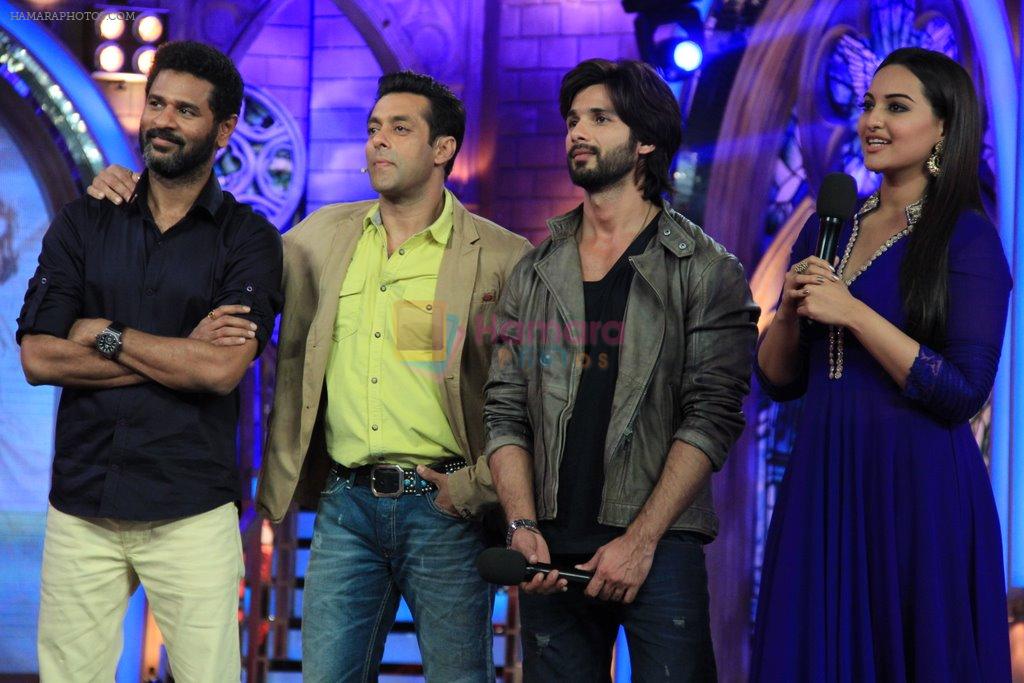 Sonakshi Sinha, Shahid Kapoor, Salman Khan, Prabhu Deva on the sets of Bigg Biss 7 on 30th Nov 2013